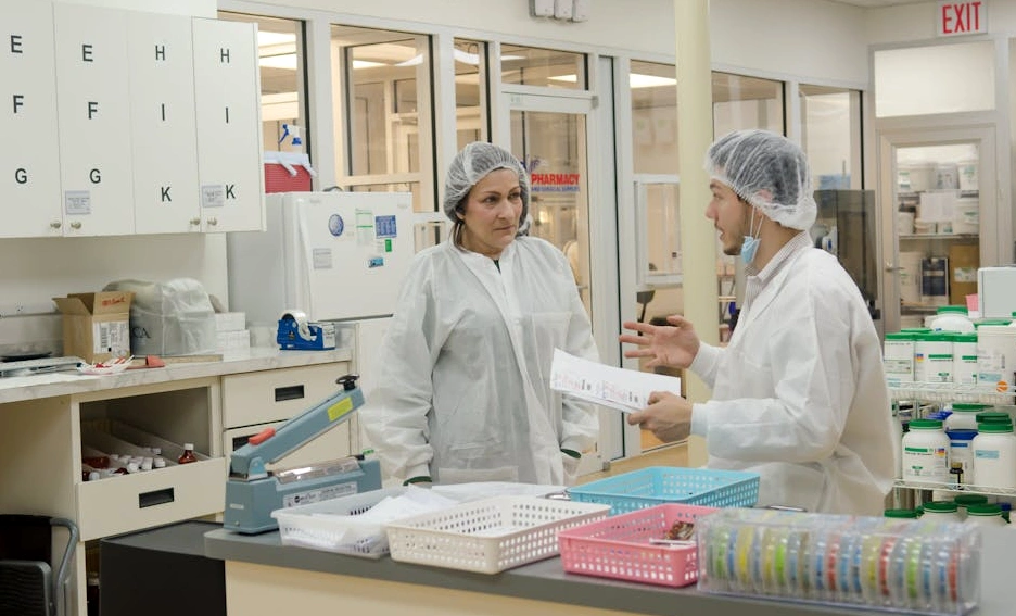 Tým analyzující SEO data na obrazovce.